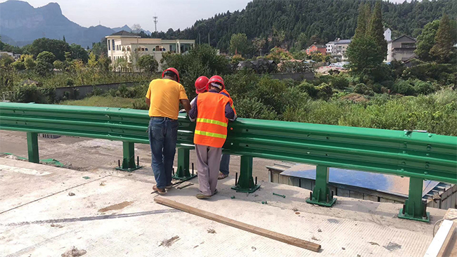 铁岭高速公路护栏板的维护确保道路安全的关键环节